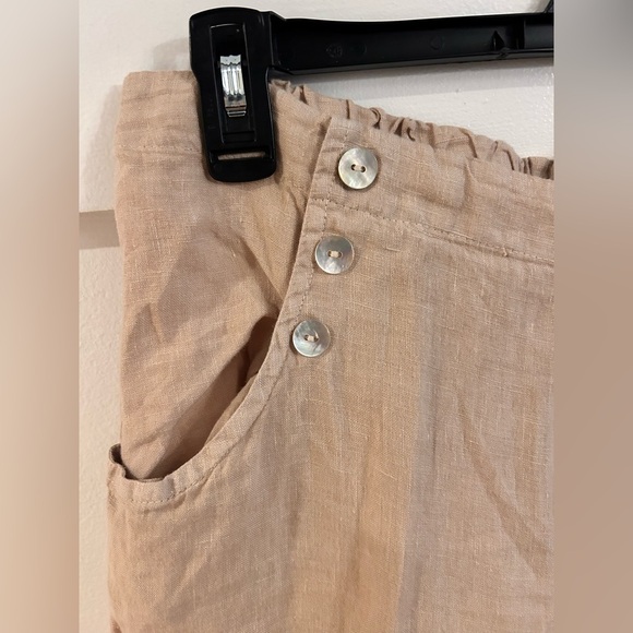 Brynn Walker Beige linen button pocket cropped pants - Picture 2 of 5